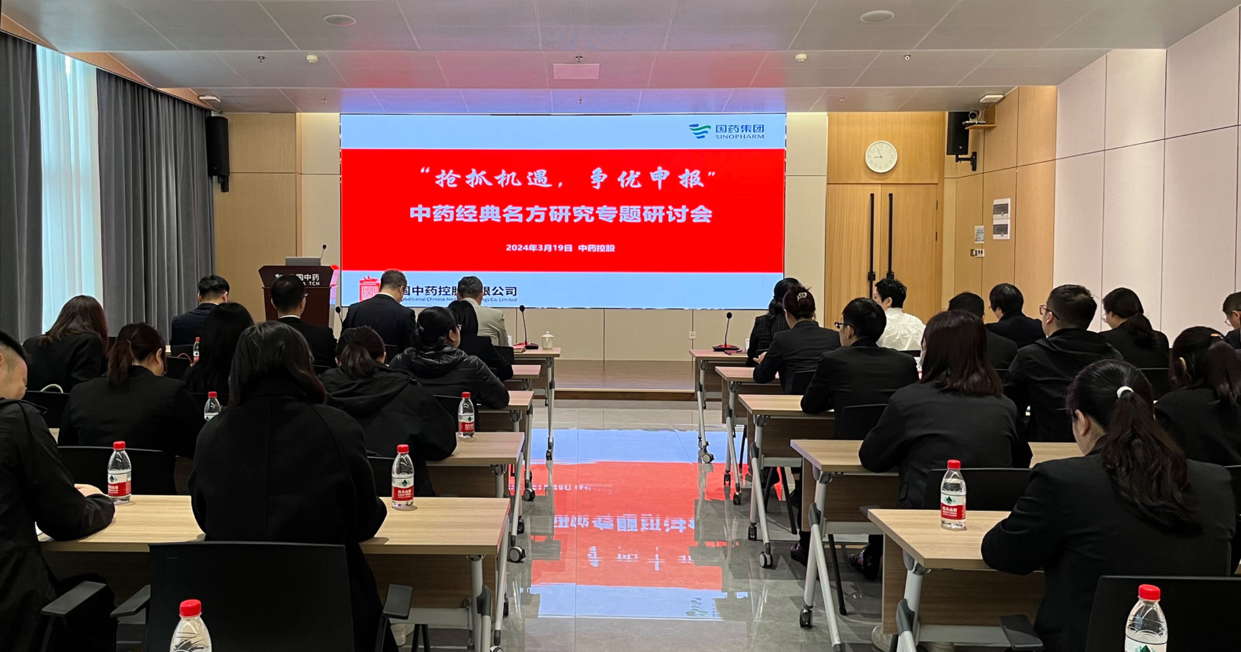 会场图片.jpg 会场图片.jpg